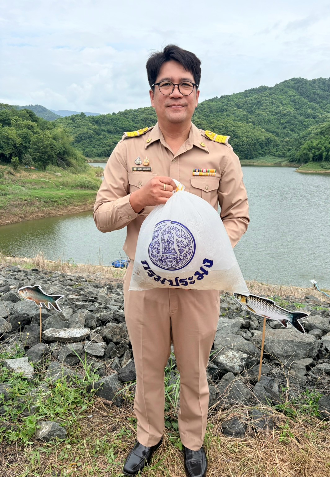 title - สำนักงานการปฏิรูปที่ดินจังหวัดเพชรบูรณ์เข้าร่วมพิธีปล่อยพันธุ์สัตว์น้ำเฉลิมพระเกียรติพระบาทสมเด็จพระเจ้าอยู่หัว เนื่องในโอกาสวันเฉลิมพระชนมพรรษา 28 กรกฎาคม 2569